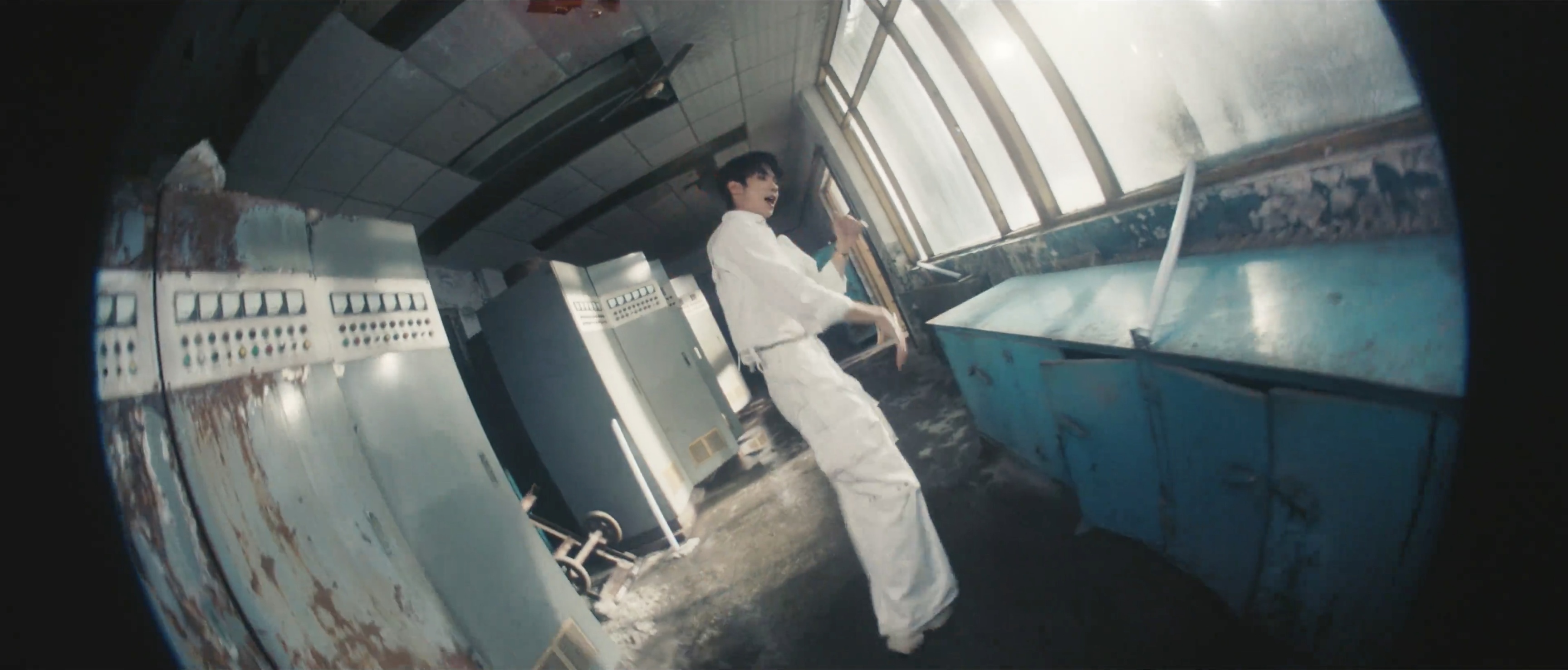 Luo Yizhou dancing in a control room